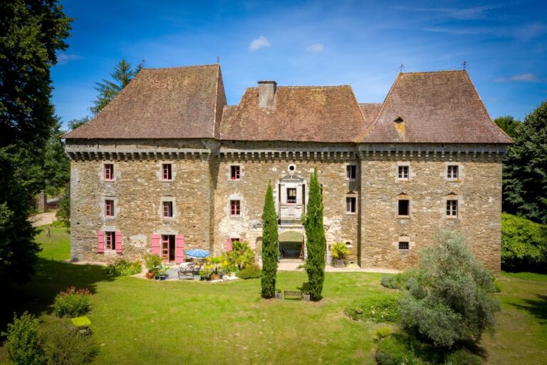 Château de Frugie: A Historic Residence and Fortified Manor in France