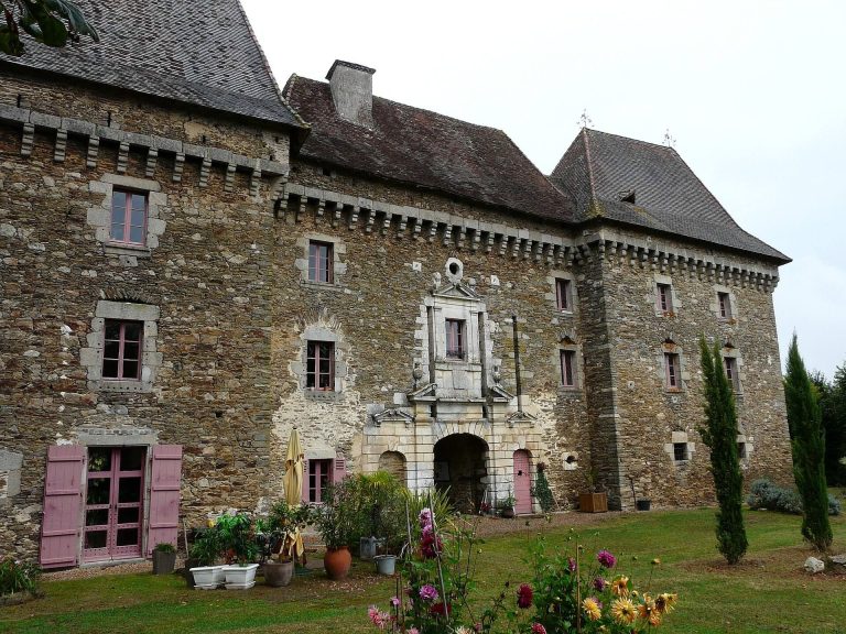Château de Frugie: A Historic Residence and Fortified Manor in France