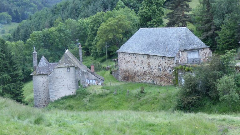 Château de Couffour: A Medieval Fortified Castle in France