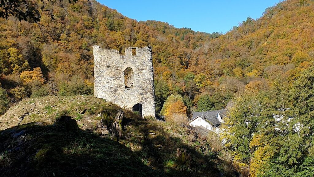 Lauksburg: A Medieval Hilltop Castle Ruin near Lorch, Germany 2 Lauksburg