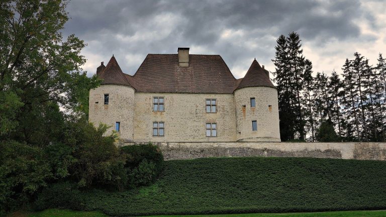 Mutigney Castle: A Fortified Seigneurial Residence in France