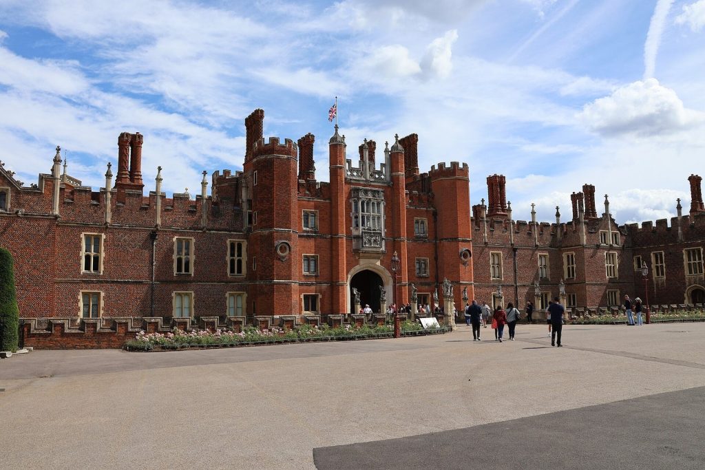 Hampton Court Palace: Tudor and Baroque Royal Residence 5 Hampton Court Palace