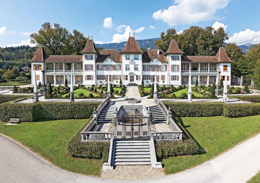 Waldegg Castle with gardens and outbuildings