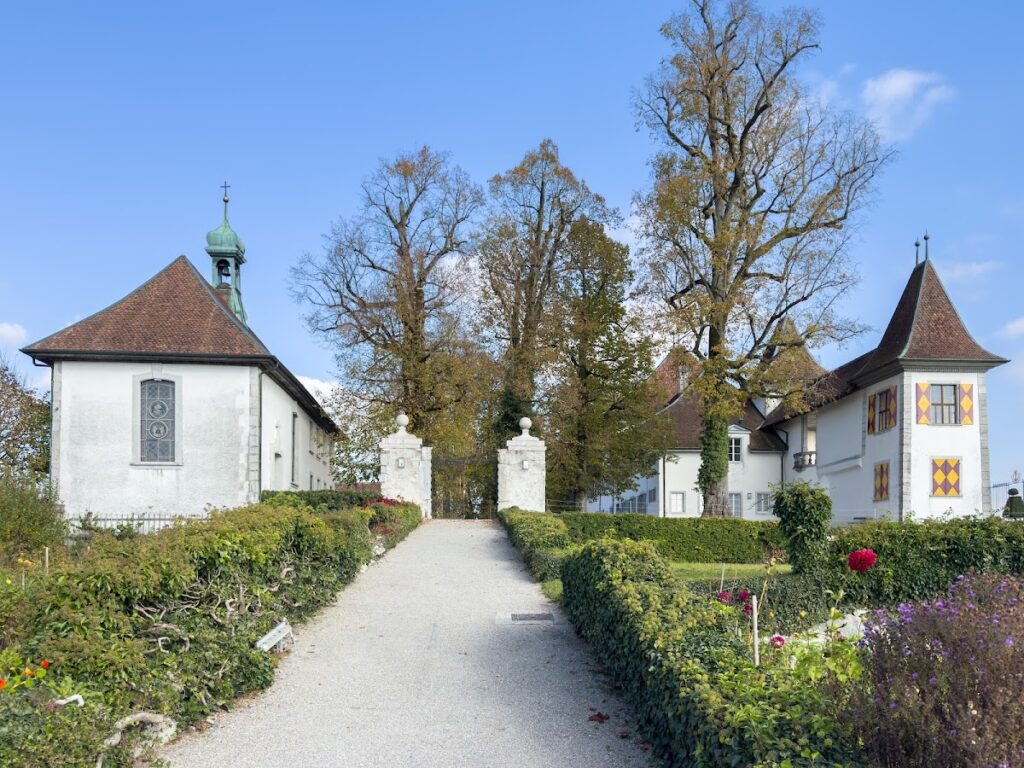 Waldegg Castle with gardens and outbuildings