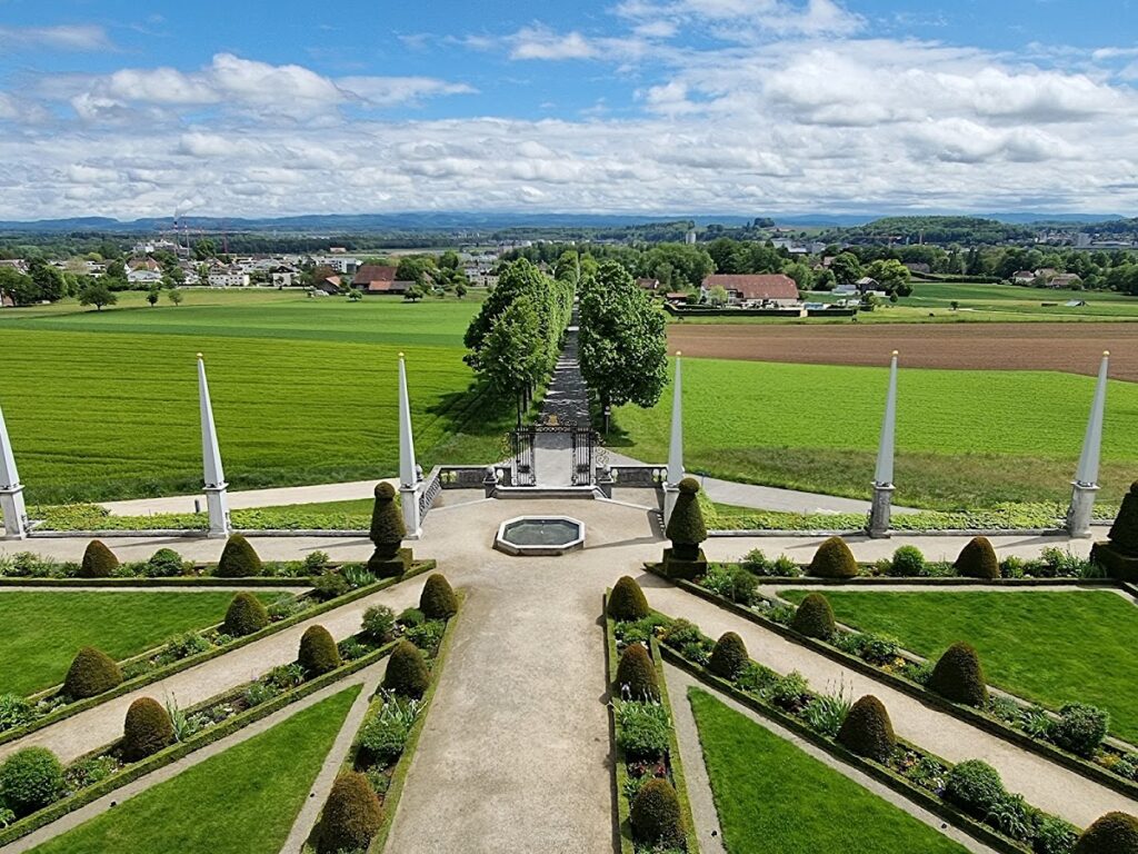 Waldegg Castle with gardens and outbuildings