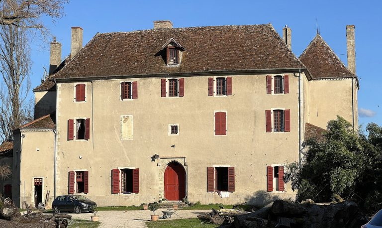 Château de Sainte-Croix-en-Bresse: A Historic Noble Residence in France