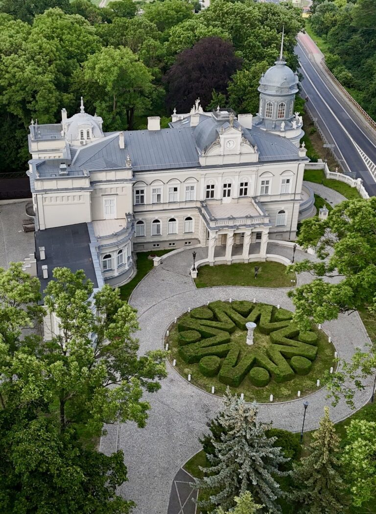 Palace in Kościelec: A Historic Von Kreutz Residence and Art School