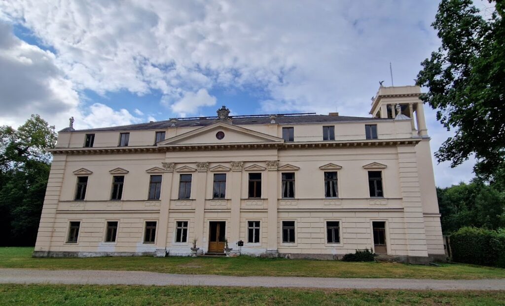 Schloss Zinnitz: A Late-Classical Manor House in Germany 2 Schloss Zinnitz