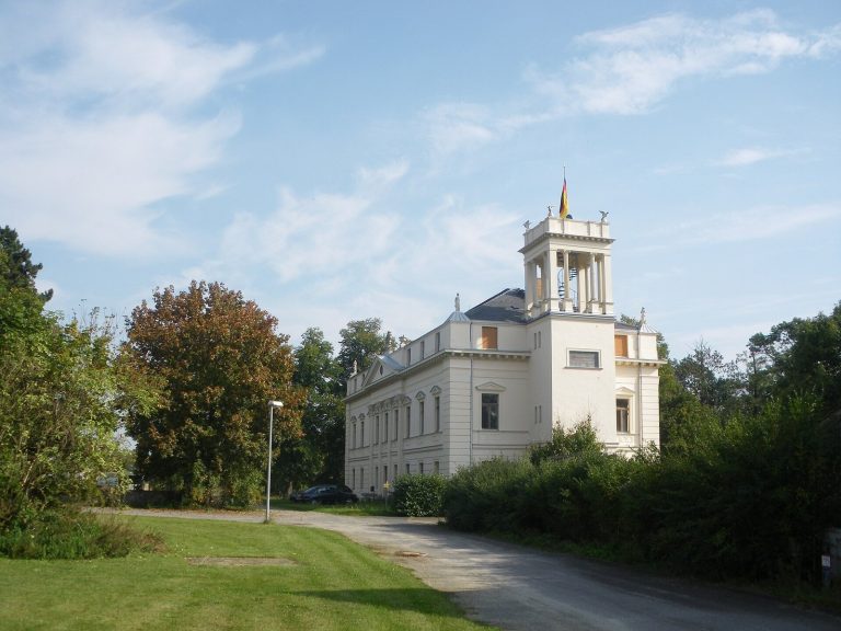 Schloss Zinnitz: A Late-Classical Manor House in Germany
