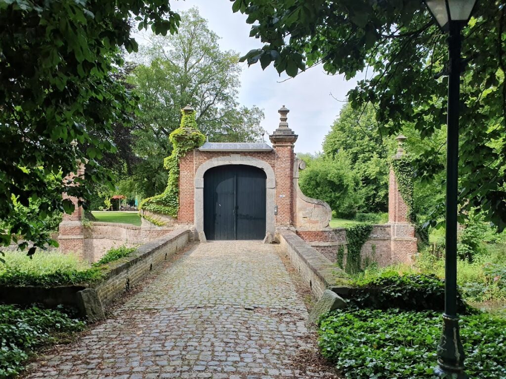 Lemiers Castle: A Medieval Fortified Residence in the Netherlands 2 Lemiers Castle