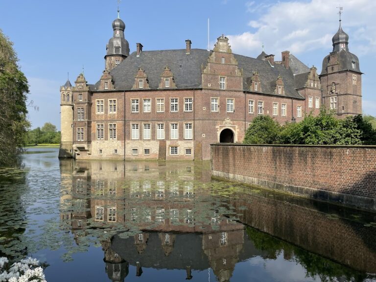 Wasserschloss Darfeld: A Historic Moated Castle and Noble Estate in Germany