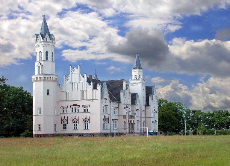 Schloss Kartlow: A Historicist Manor House in Germany