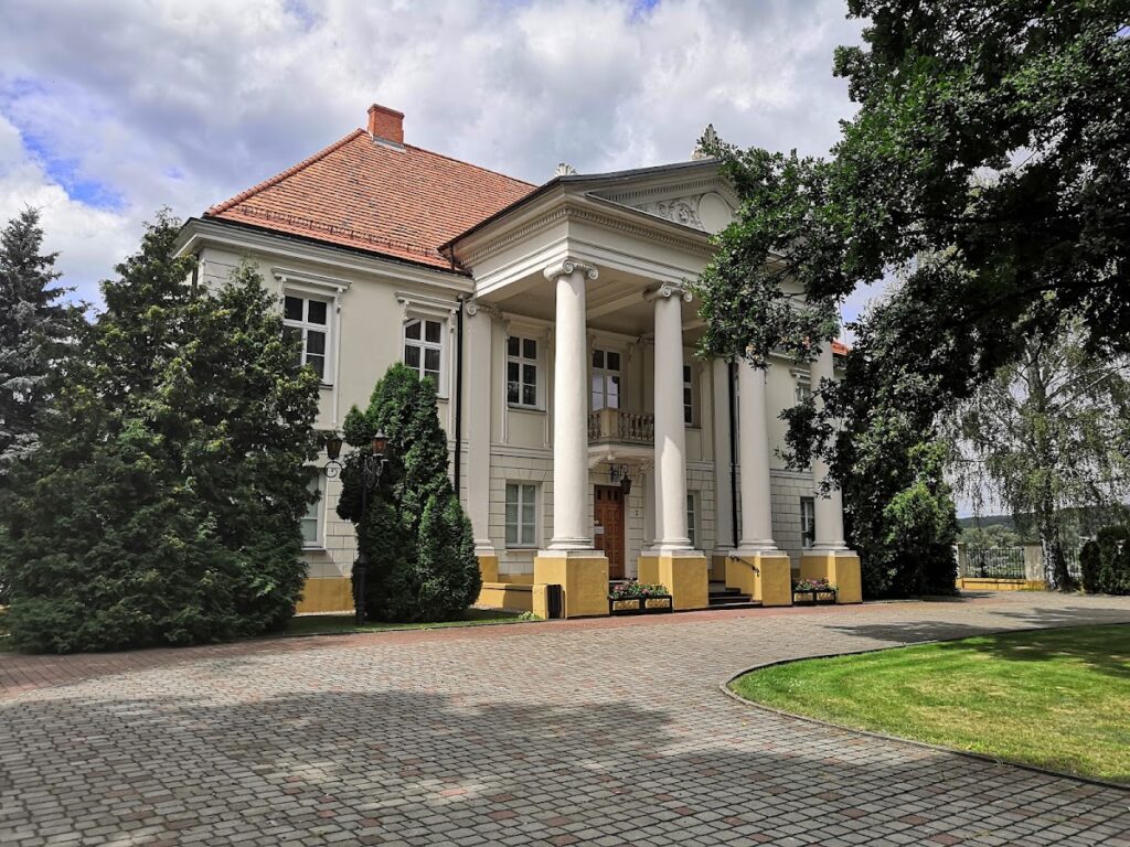 Bishops Palace in Włocławek: Episcopal Residence and Former Castle 2 Bishops Palace in Włocławek