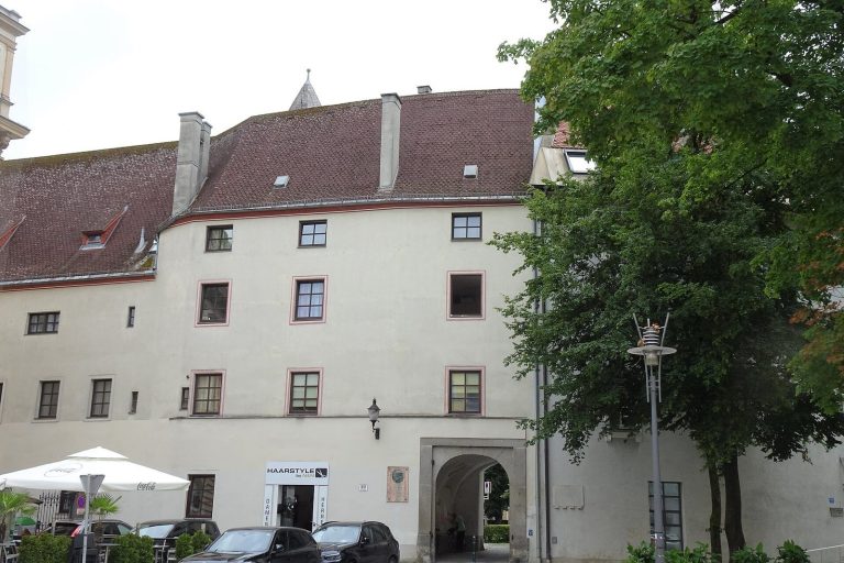 Schloss Polheim Wels: A Medieval Castle and Urban Estate in Austria