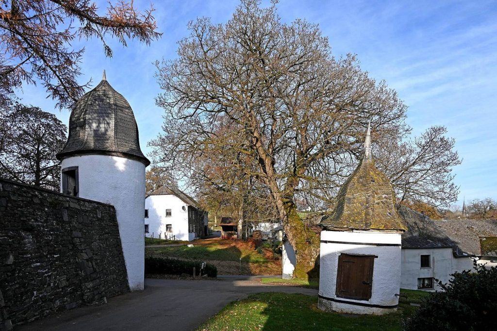 Schloss Wallerode: A Fortified Manor and Estate in Belgium 2 Schloss Wallerode