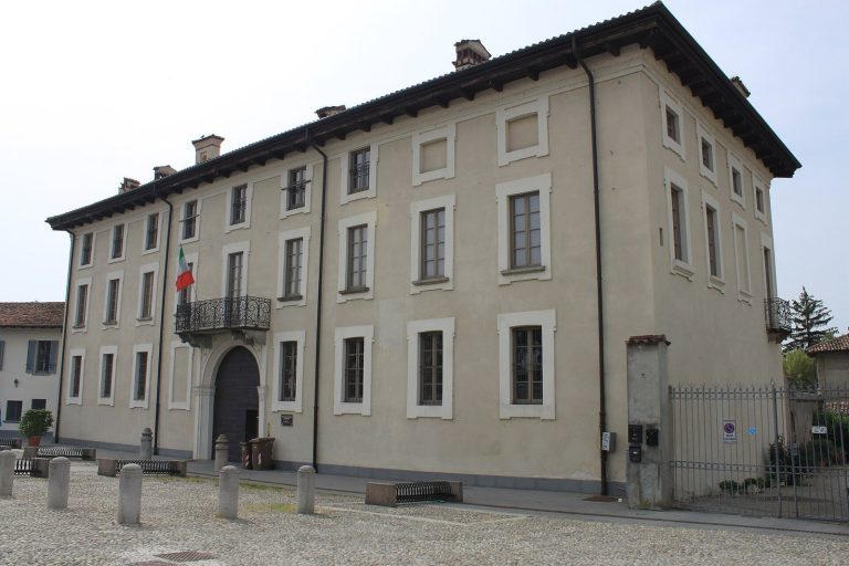 Palazzo Cittadini Stampa: A Historic Residence on the Naviglio Grande