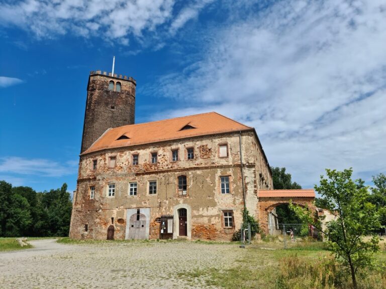 Schnaditz Castle: A Protected Renaissance Water Castle in Germany