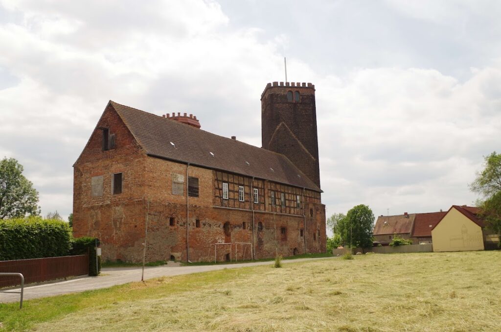 Schnaditz Castle: A Protected Renaissance Water Castle in Germany 2 Schnaditz Castle