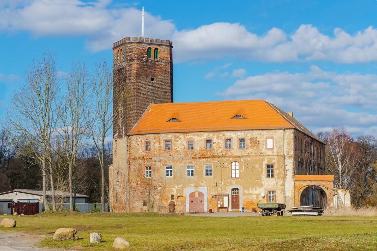 Schnaditz Castle: A Protected Renaissance Water Castle in Germany