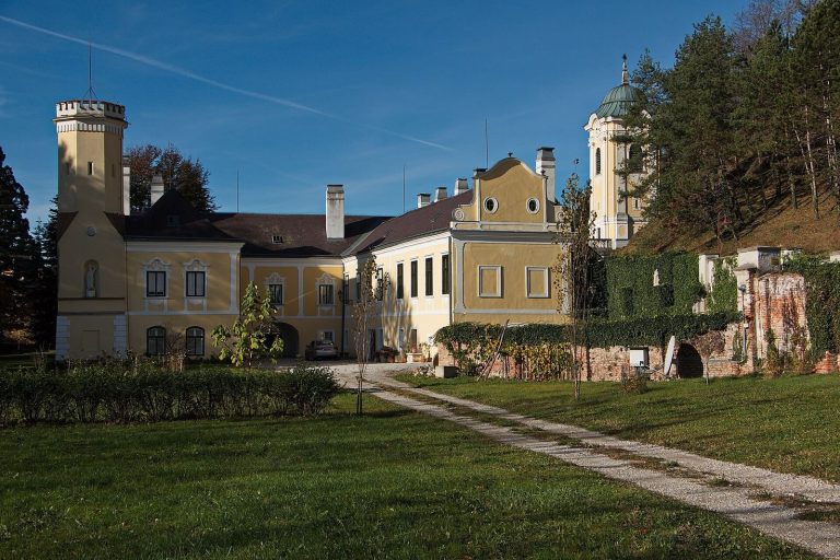 Schloss Thurnhof zu Linsberg: A Medieval Estate and Baroque Palace in Austria