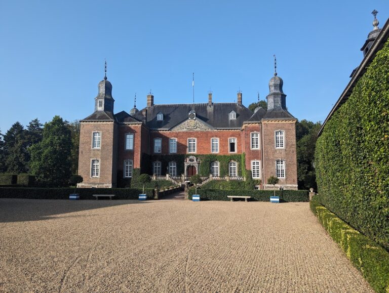 Hillenraad Castle: A Moated Estate Castle in the Netherlands