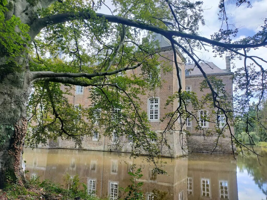 Hillenraad Castle: A Moated Estate Castle in the Netherlands 2 Hillenraad Castle