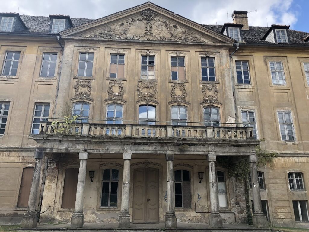 Uhyst Castle: A Baroque Estate and Former Sanatorium in Germany 1 Uhyst Castle