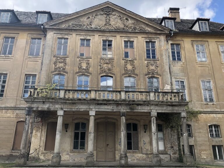 Uhyst Castle: A Baroque Estate and Former Sanatorium in Germany