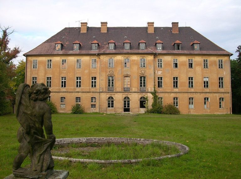Uhyst Castle: A Baroque Estate and Former Sanatorium in Germany