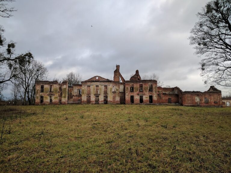 Palace in Gładysze: A Baroque Dohna Manor Residence in Poland