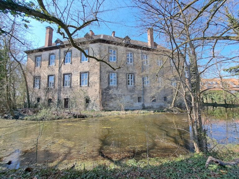 Wendhausen Castle: A Moated Castle and Estate in Germany