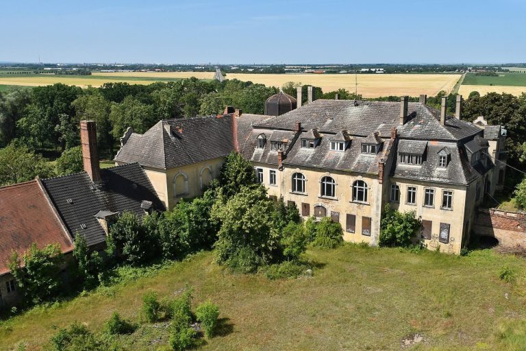 Schloss Hohenthurm: A Medieval Castle Complex and Neo-Renaissance Estate in Germany