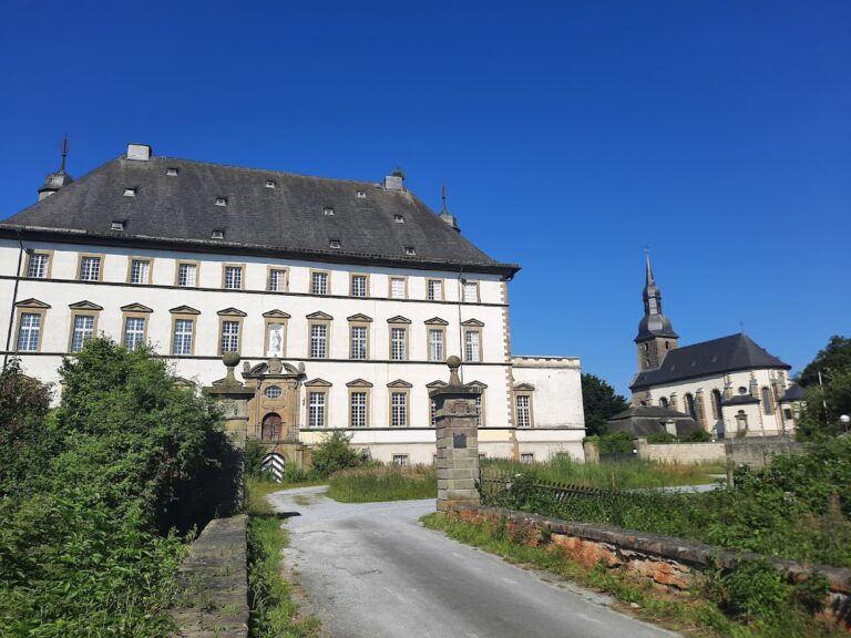 Deutschordensschloss Mülheim/Möhne: Former Teutonic Order Commandery in Warstein