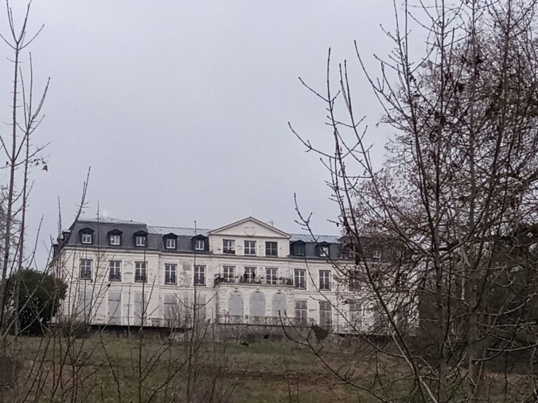 Château de Sainte-Assise: A Historic Estate in Seine-Port, France