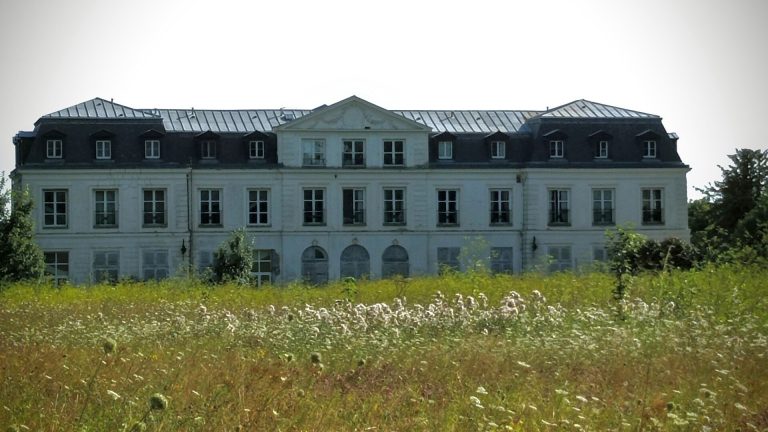 Château de Sainte-Assise: A Historic Estate in Seine-Port, France