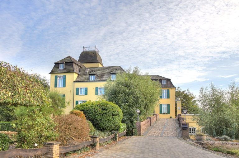 Schloss Bellinghoven: A Moated Castle in Germany
