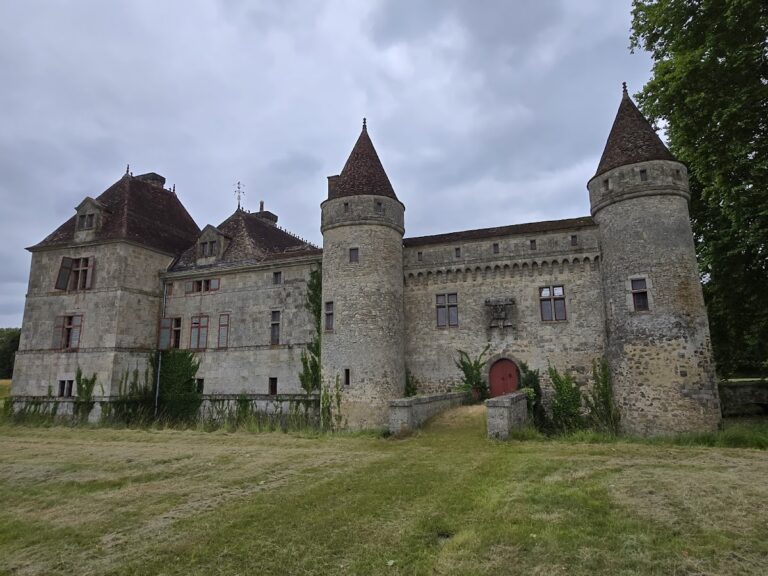 Château du Sendat: A Fortified Aristocratic Residence in France
