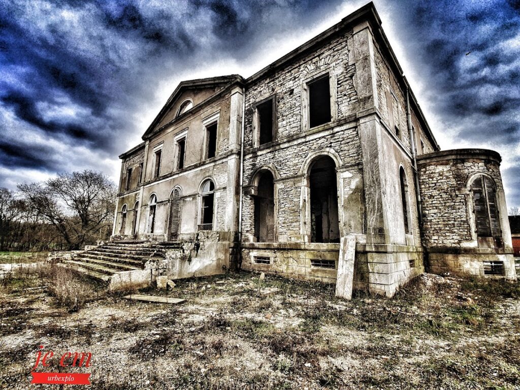 Château du Vernay: A Nineteenth-Century Residence in Charette, France 2 Château du Vernay