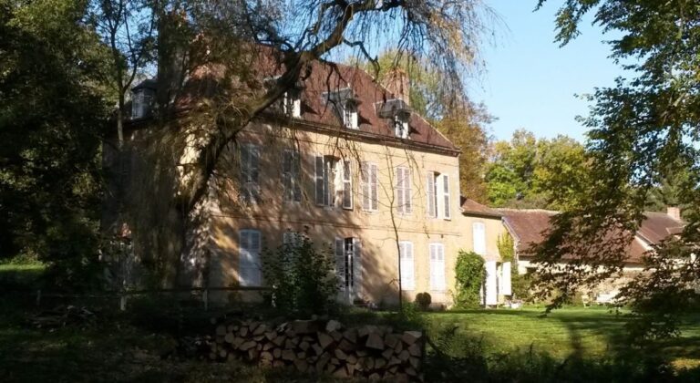 Château de Placard: A Romanesque Seigneurial Residence in France