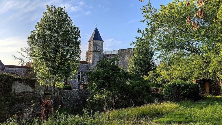 Château de Courcelles-le-Roi: A Former Fortified Castle in France