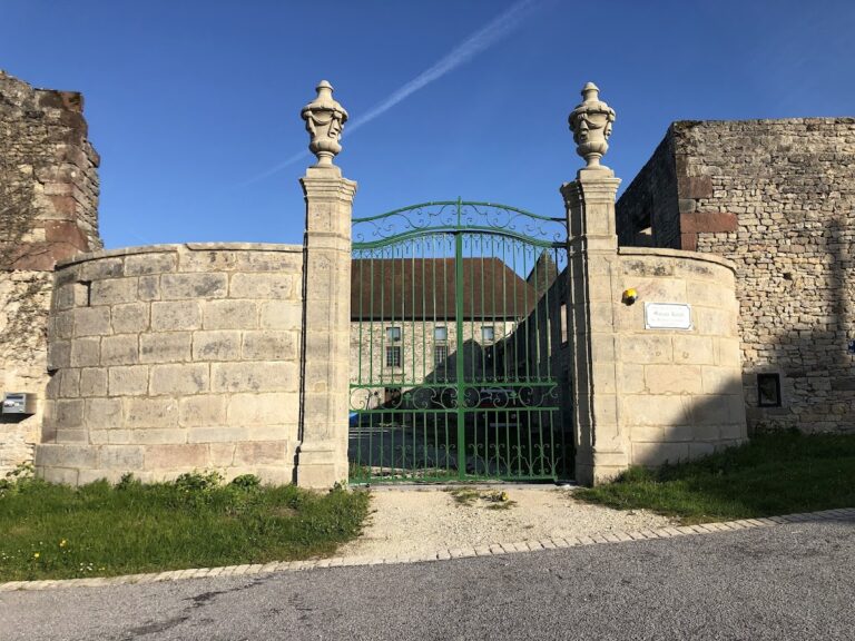 Saint-Baslemont Castle: A Medieval Fortified Estate in France