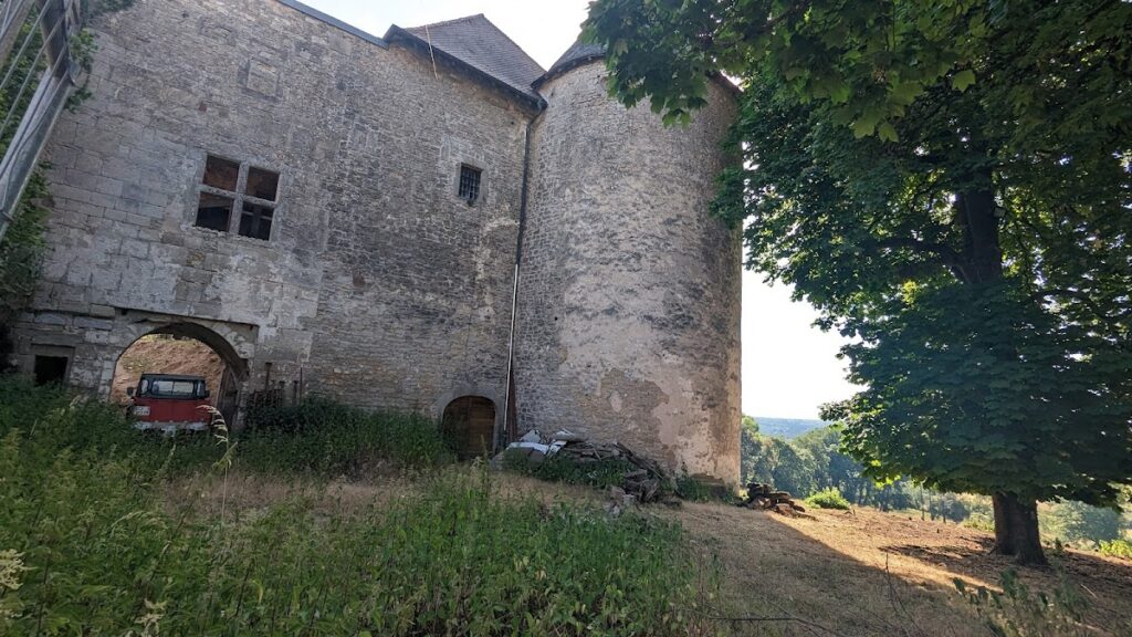 Saint-Baslemont Castle: A Medieval Fortified Estate in France 2 Château de Saint-Baslemont