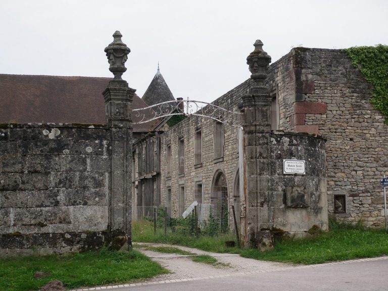 Saint-Baslemont Castle: A Medieval Fortified Estate in France