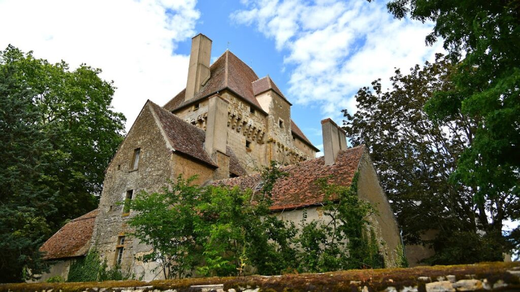 Château de Menetou-Couture: A Fifteenth-Century Fortified Seigneurial Residence 2 Château de Menetou-Couture