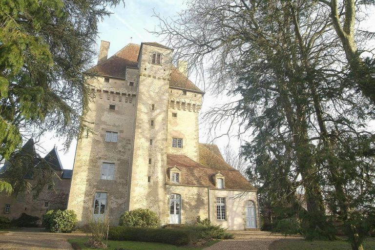 Château de Menetou-Couture: A Fifteenth-Century Fortified Seigneurial Residence