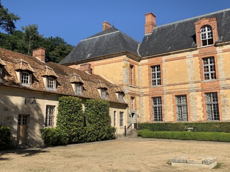 Château de La Celle-les-Bordes: A Louis XIII-Style Residence in France
