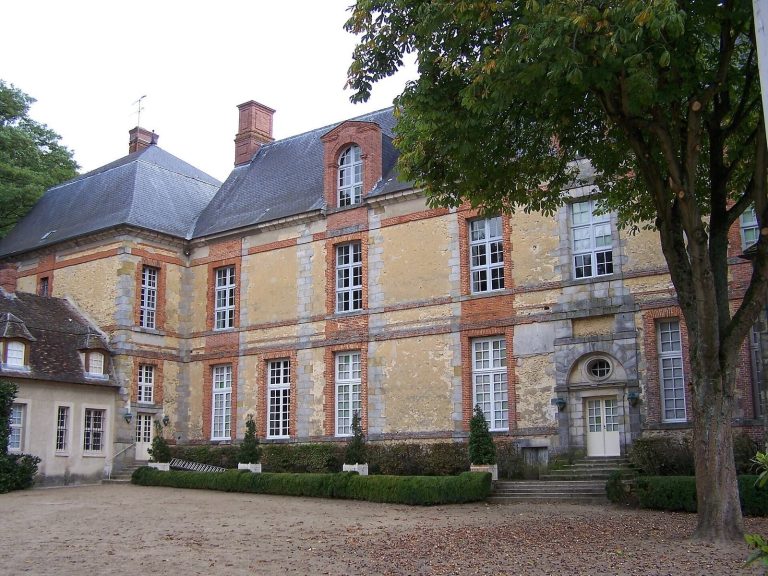 Château de La Celle-les-Bordes: A Louis XIII-Style Residence in France