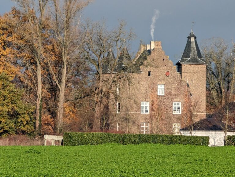 Schloss Effeld: A Late Gothic Moated Castle in Germany