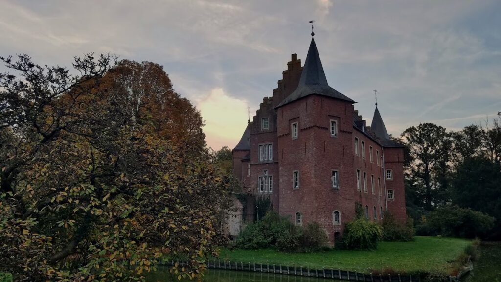 Schloss Effeld: A Late Gothic Moated Castle in Germany 2 Schloss Effeld