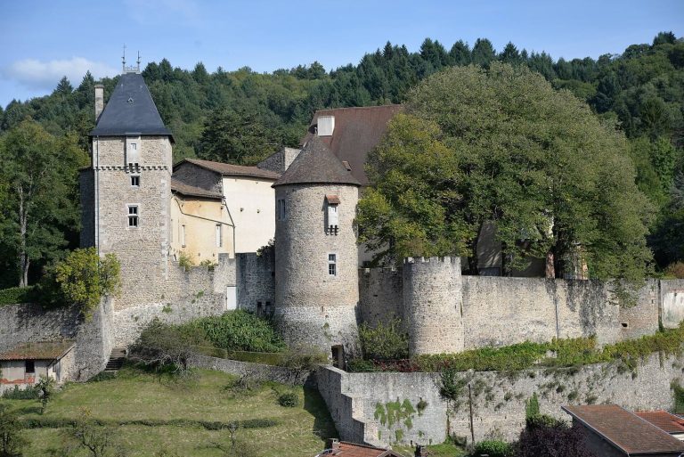 Château de Châteldon: A Fortified Castle in France